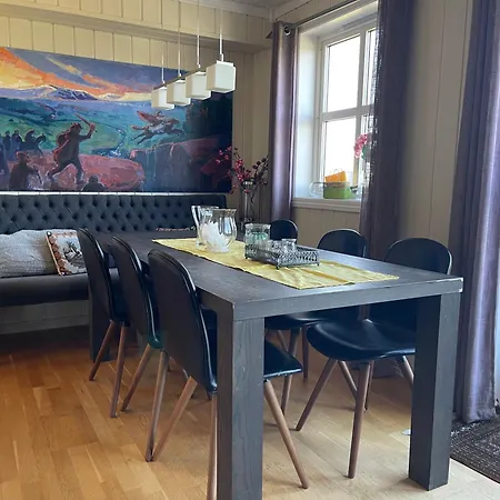 Family-friendly Retreat With Fireplace And Balcony Apartment