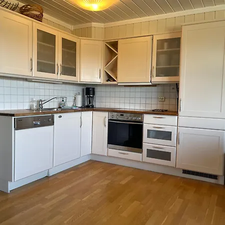 Apartment Family-friendly Retreat With Fireplace And Balcony